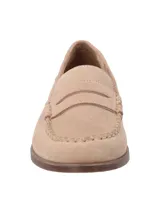 Mocasín de cuero color beige con detalle de antifaz y costuras en la puntera.