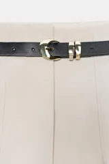 Pantalón de tiro alto y corte tobillero, confeccionado en tejido de aspecto denim oscuro. Presenta diseño de pinzas frontales, bolsillos laterales y cierre frontal con cremallera, botón y gancho. Incluye un cinturón fino a tono con hebilla metálica dorada.