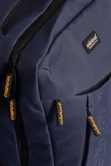 Mochila azul marino con cierre diagonal y logo de goma de la marca Mistral.