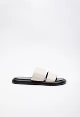 Sandalia color hueso de símil cuero con doble cinta ancha y plataforma de 2 cm.