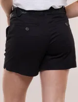 Short de algodón color beige, con pretina con pasadores, botón y cierre, bolsillos delanteros y bolsillos traseros abotonados. Incluye cinturón trenzado marrón.