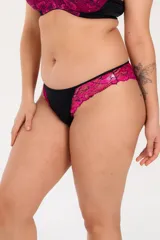 Bikini de tiro alto negra con detalles de puntilla fucsia.
