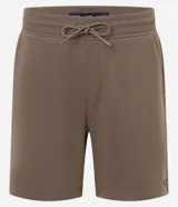 Bermuda masculina de algodón con felpa, color negro, corte slim fit. Presenta cintura elástica con cordón ajustable, bolsillos y etiqueta aplicada.