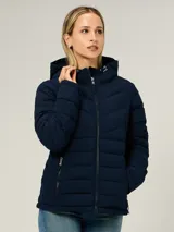Campera ligera acolchada de Tommy Hilfiger en color azul marino. Presenta un diseño con cierre frontal de cremallera, cuello alto con capucha ajustable mediante cordones y dos bolsillos laterales con cierre. El diseño incluye costuras horizontales y diagonales que definen su estructura acolchada.