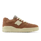 Championes urbanos New Balance modelo 550, color marrón con textura de tejido y detalles en crema. Presenta el logo N característico en el lateral y suela de goma con diseño robusto.