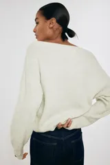 Buzo de punto acanalado con escote bote, diseño oversized y hombros caídos. Presenta puños y bajo con terminación acanalada.