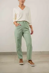 Pantalón verde con corte recto, bolsillos laterales y cintura alta.