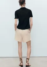 Short de lino y viscosa color beige, de diseño recto y corte corto, con cintura elástica y cordón ajustable con cuentas de madera.