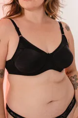 Soutien blanco con aro y copas moldeadas reforzadas, sin costura. Confeccionado con tela que contiene fibra LYCRA®. Breteles elásticos anchos regulables.