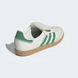 Championes Adidas Samba LT blancos con detalles en verde, suela color caramelo y puntera de gamuza.