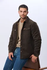 Campera de pana color marrón oscuro con forro de corderito, cuello camisero, bolsillos frontales con solapa y botones metálicos.