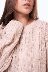 Buzo tejido de punto con diseño de trenzas, color negro, de corte holgado, cuello redondo y mangas largas.