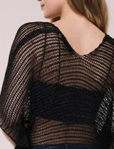 Poncho de tejido de punto abierto crochet con hilos metalizados de lúrex, color gris, ultra liviano, de silueta amplia y fluida, escote en V y mangas cortas integradas estilo capa.