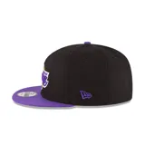 Gorro New Era 9FIFTY de los Los Angeles Lakers, negro con visera violeta y logo del equipo bordado en el frente.