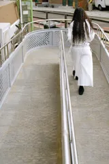 Pantalón culotte de tiro medio, color blanco, con cintura elástica y lazadas laterales ajustables.