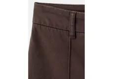 Pantalón de jean marrón con costuras frontales marcadas y corte recto.