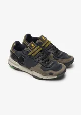 Championes Satorisan modelo Chacrona Premium, de diseño inspirada en el cross training de los años 80. Confeccionados en cuero color verde militar con detalles en marrón tostado y negro, entresuela con estampado texturizado y suela de gran agarre.