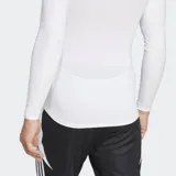 Remera deportiva de manga larga Adidas Techfit de ajuste ceñido y compresión, color blanco con cuello redondo.