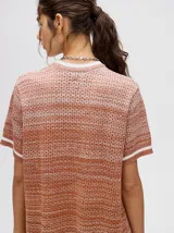 Vestido corto de punto con efecto degradado que transiciona de celeste a bordo, cuello redondo y mangas cortas con puños a rayas en contraste, de corte suelto.