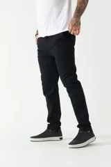 Pantalón chino negro de corte slim, con textura y presillas para cinturón. Confeccionado en algodón y spandex.