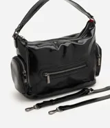 Cartera shoulder mediana Satinato de cuero sintético negro con acabado brillante, cierre superior, bolsillo frontal y bolsillos laterales con cierre. Cuenta con asa fija para el hombro y correa ajustable desmontable, además de herrajes metálicos oscuros.