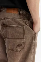 Jean super baggy de corte extra amplio y tiro medio, en color celeste claro con lavado clásico. Confeccionado en 100% algodón.