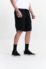 Bermuda cargo negra de corte recto, con bolsillos laterales y traseros con solapa. Cintura elastizada con cordón ajustable.