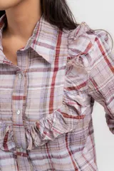 Camisa a cuadros color lila, beige y rojo, con cuello clásico, mangas 3/4 y volados en el frente.