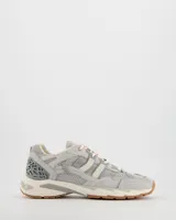 Championes retro runner Coolway modelo 2003 Ash Graphite, en tonos grises y neutros, con una combinación de malla, gamuza y paneles superpuestos, detalles texturizados en el talón y suela de goma con tracción.