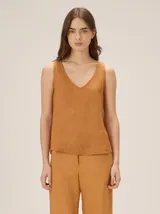 Top de lino color tostado con escote en V y diseño sin mangas, de corte holgado.