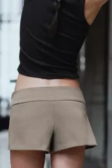 Shorts mini de tiro bajo color gris, con cierre lateral con cremallera oculta en costura.