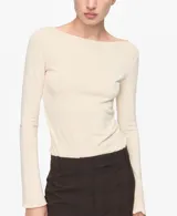 Camiseta de manga larga en color crema, con cuello redondo y ajuste al cuerpo.
