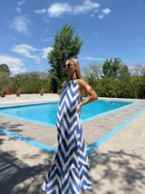 Vestido largo con estampado de chevrón en azul y blanco, con cuello halter y falda con volantes.