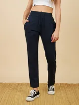 Pantalón deportivo tipo babucha color azul marino, de corte recto y tiro alto, con cintura elástica con cordón de ajuste y bolsillos laterales.