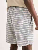 Bermuda de corte holgado con estampado de rayas horizontales finas, confeccionada en tejido texturizado. Presenta cintura elástica con cordón ajustable y bragueta simulada.