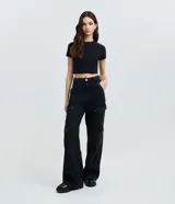 Blusa cropped de Blue Steel, confeccionada en algodón con elastano. Presenta cuello redondo, mangas cortas y un diseño básico ajustado al cuerpo.