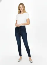 Jean de corte skinny y tiro alto, con diseño de cinco bolsillos y cierre frontal con botón y cremallera. Presenta un acabado en tono azul oscuro uniforme.