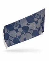 Pashmina ultra suave con patrón geométrico y floral en tonos azul y gris, terminada con flecos en los extremos.