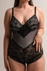 Body negro de tul elastizado, lycra color crudo y puntilla elastizada negra. Con aro, copa forrada, breteles elásticos anchos regulables y broche en entrepierna con fundillo en algodón 100%.