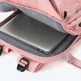 Mochila color beige con múltiples bolsillos y cierres.