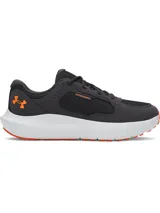 Championes de running Under Armour Charged Versurge, color negro con detalles en naranja. Presentan una parte superior de malla con revestimientos de gamuza sintética, mediasuela Charged Cushioning para mayor amortiguación y suela de goma resistente.