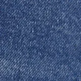 Pantalón jean cropped flare de color azul medio, corte recto ligeramente acampanado en la parte inferior y tiro medio.