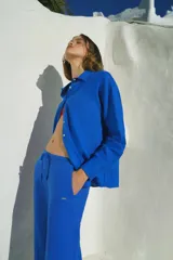 Camisa azul de lino y viscosa, de manga larga y corte holgado.