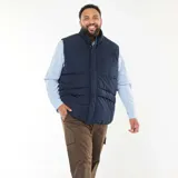 Chaleco acolchado tipo puffer en color azul marino, confeccionado en tejido repelente al agua. Presenta cuello alto, cierre frontal con cremallera y botones a presión, y bolsillos delanteros de parche.