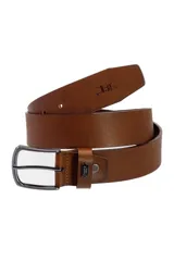 Cinto de cuero marrón con hebilla metálica plateada y logo grabado en la punta.