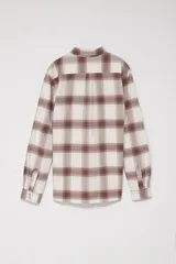 Camisa de manga larga con estampado de cuadros en tonos beige y marrón, confeccionada con cierre frontal de botones y bolsillos en el pecho.