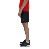 Short deportivo negro de New Balance, con cintura elástica ajustable con cordón, bolsillos laterales y logo estampado en la pierna izquierda.