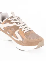 Zapatillas deportivas de estilo urbano, color blanco con detalles en plateado, confeccionadas en malla y material sintético, con suela de goma.