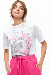 Pantalón de lino color fucsia, de corte relajado con cintura elástica y lazo ajustable. Presenta bolsillos ojal y detalle de presillas con botones en los tobillos que permiten ajustar el ruedo.