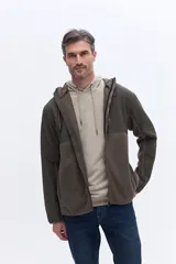 Campera polar con cierre frontal, diseño de paneles en color verde oliva y marrón, con capucha integrada y bolsillos laterales.